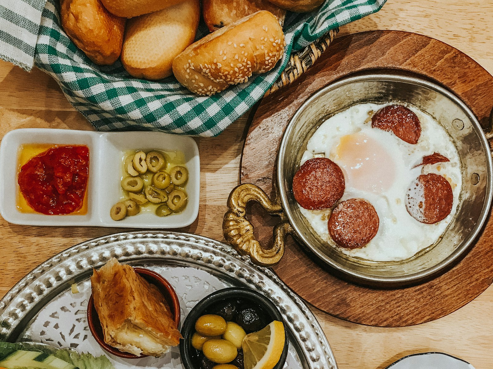 Çay ve kahvaltılıklarla kurulmuş sofra