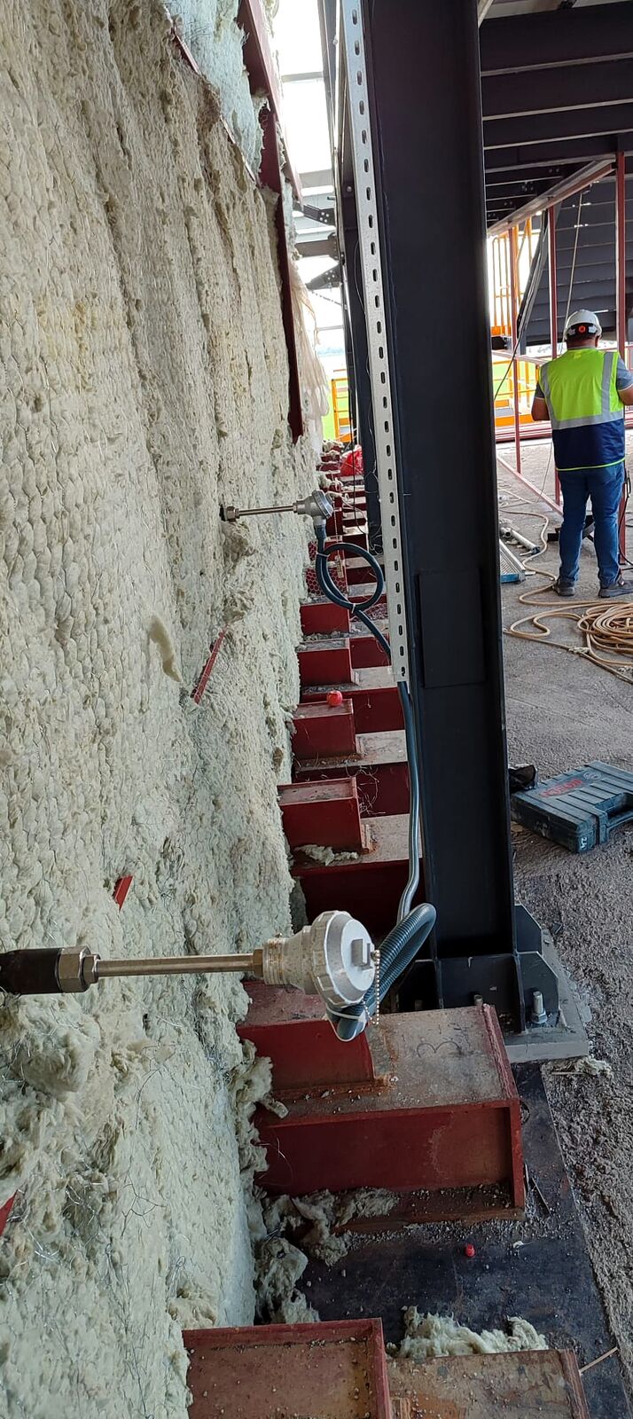 Kazan cidarında yalıtım ve ölçüm bağlantıları
