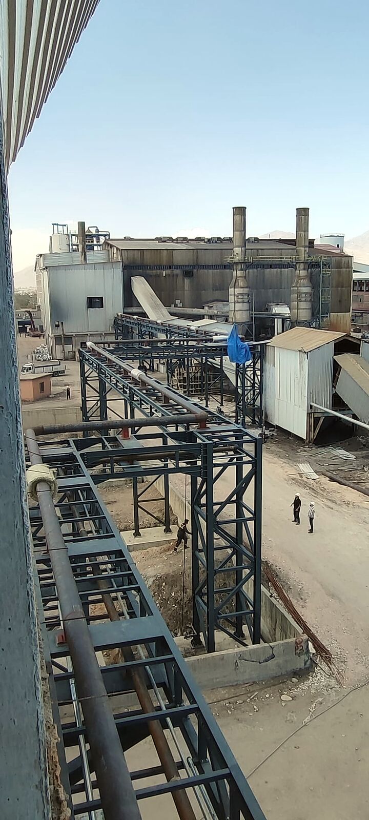 Kazan dairesinden fabrikaya uzanan boru köprüsü