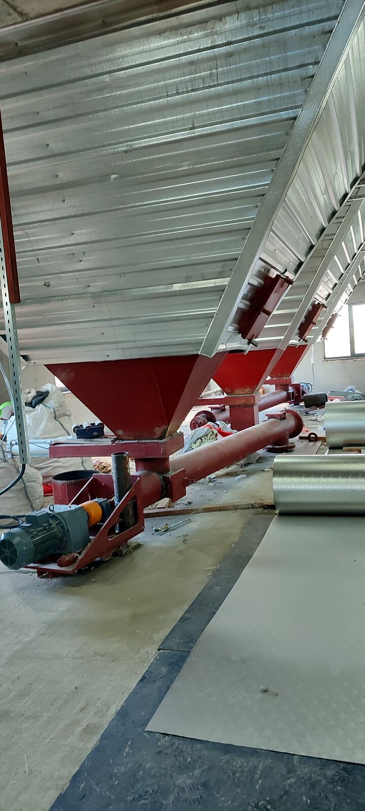 Yakıt bunkeri ve helezon besleyici