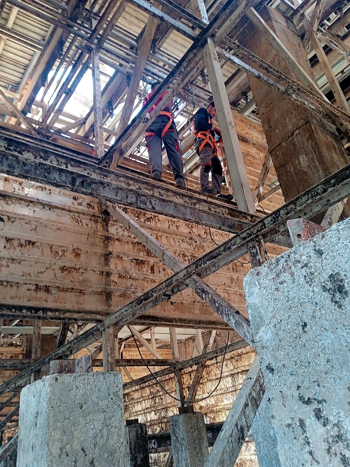 Kule içinde iskele üzerinde montaj