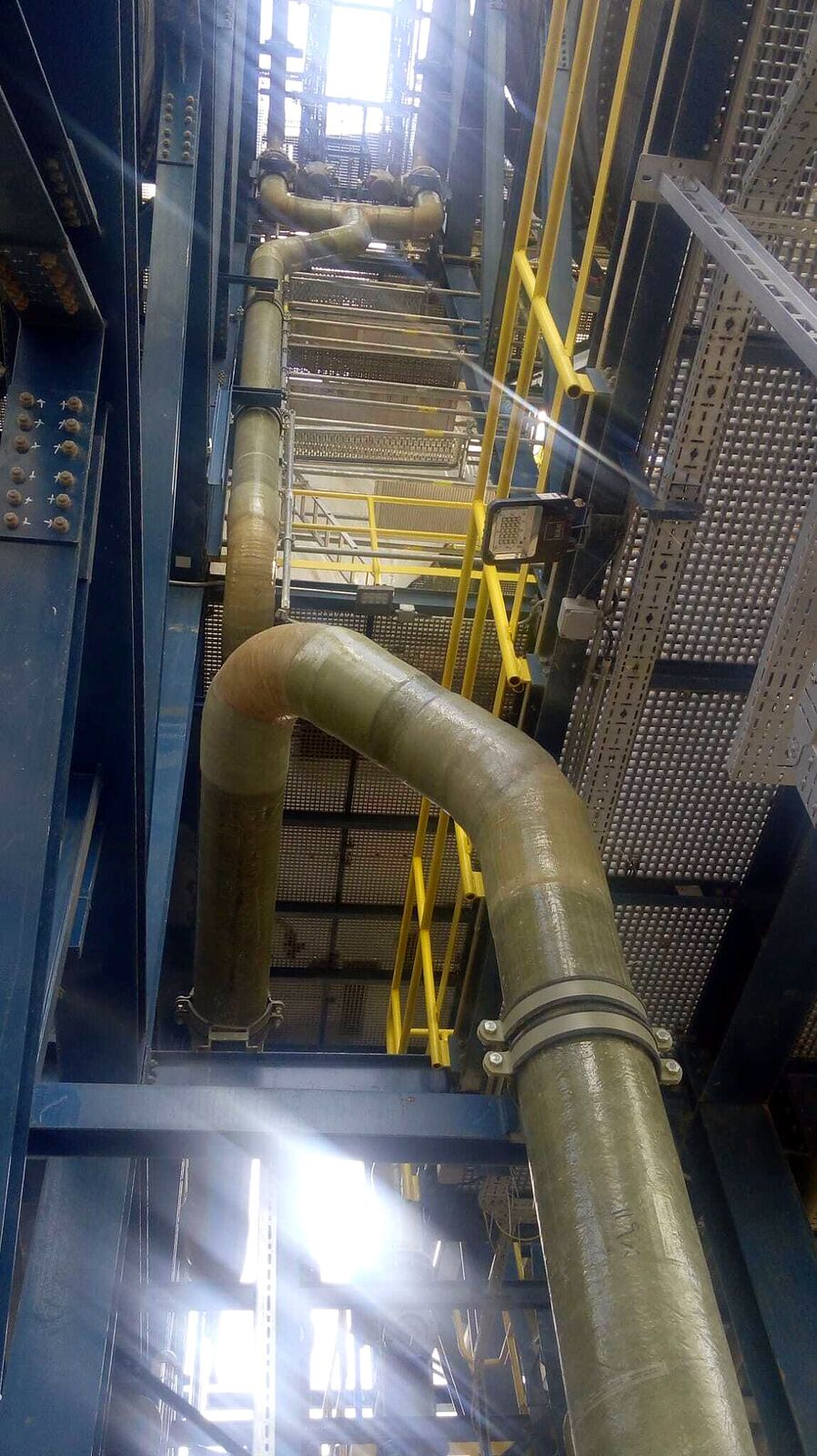 Çelik konstrüksiyon içinde CTP boru hattı